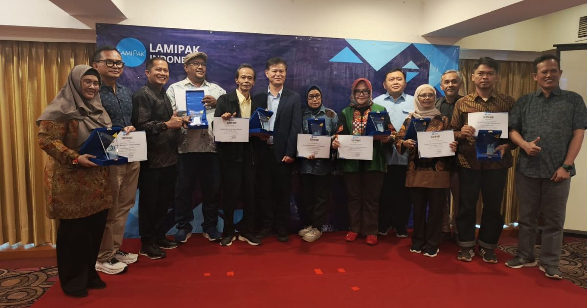 Para pemenang AJL 2026 dan yang mewakili, para juri, perwakilan LamiPak Indonesia, dan perwakilan Badan Gizi Nasional (BGN) yang mrnyelenggarakan program MBG saat pemberiaan penghargaan di Hotel Ambhara Jakarta pada Jumat, 10 April 2026 (Foto/liputan62)